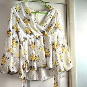 🍇 beautiful white yellow floral blouse, cross front with zip up back, size 3